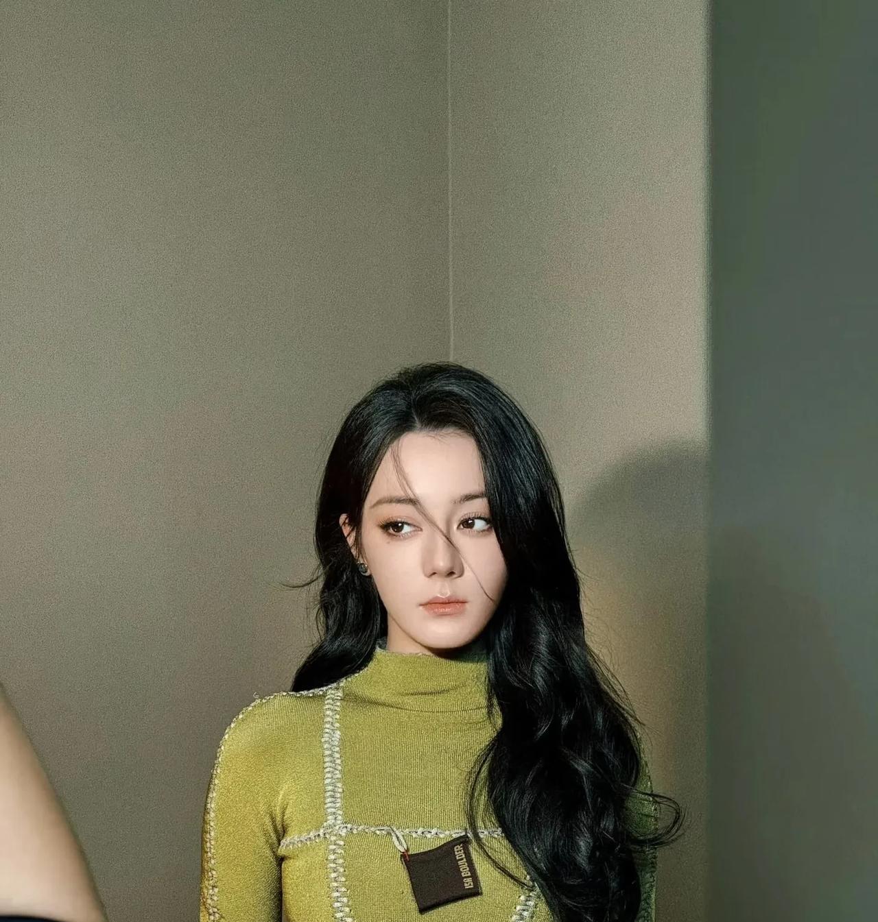 迪丽热巴绿色毛衣的这几张照片，我一直觉得化妆师把热巴本身很优越的鼻子修得太宽了。