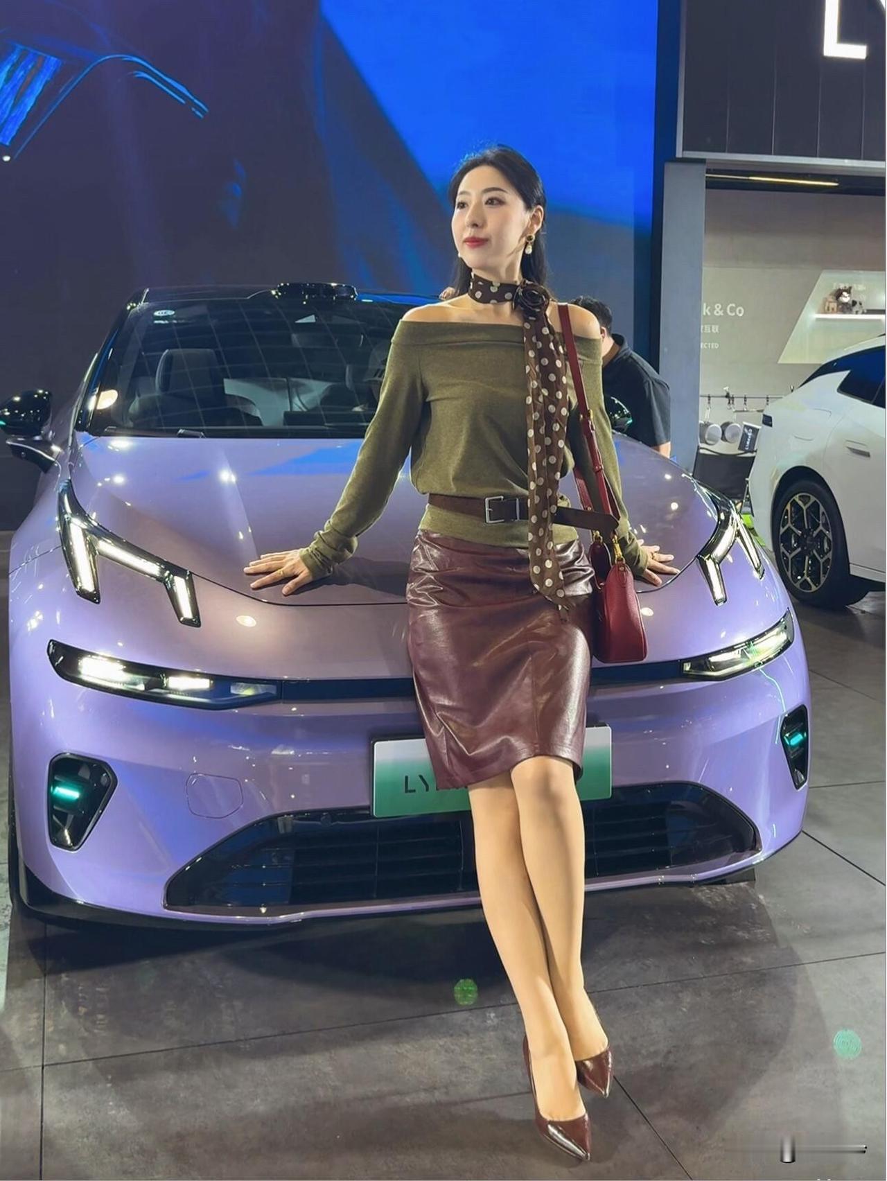 大家帮我看看这个紫色适合吗？前两天无锡国庆车展正好和家里人去看了这一台紫色的汽