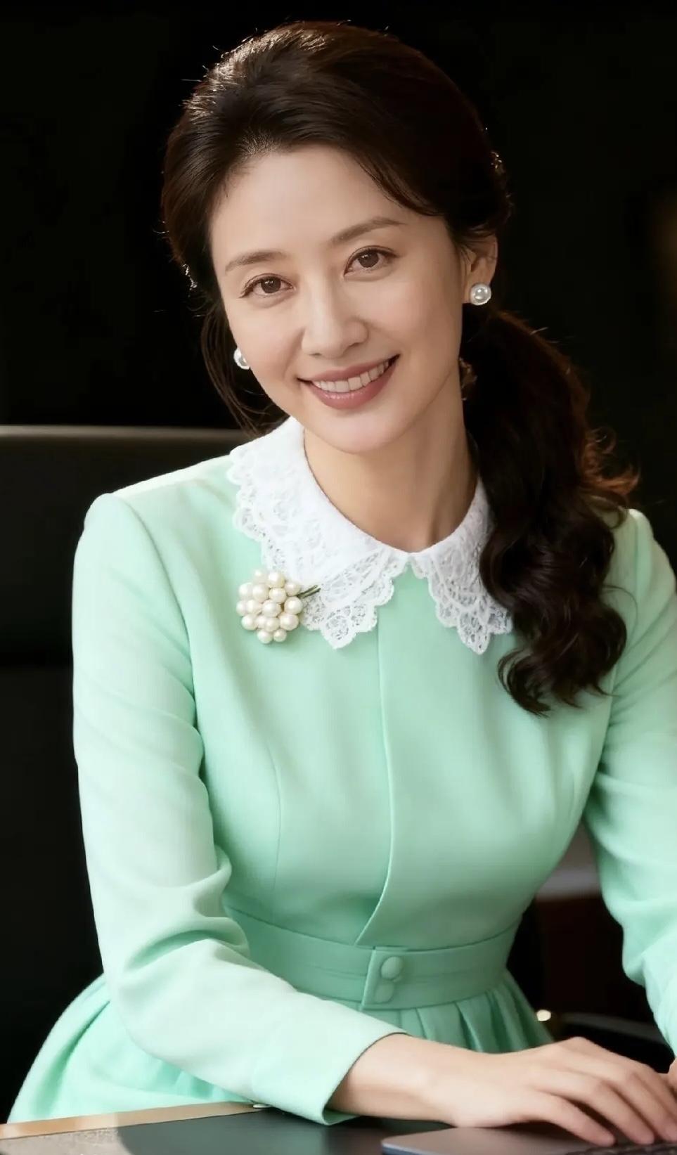 有位佳人，在水一方。