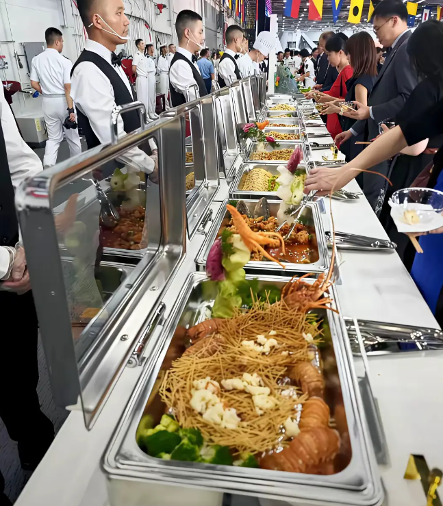 山东舰内部自助餐，这豪华