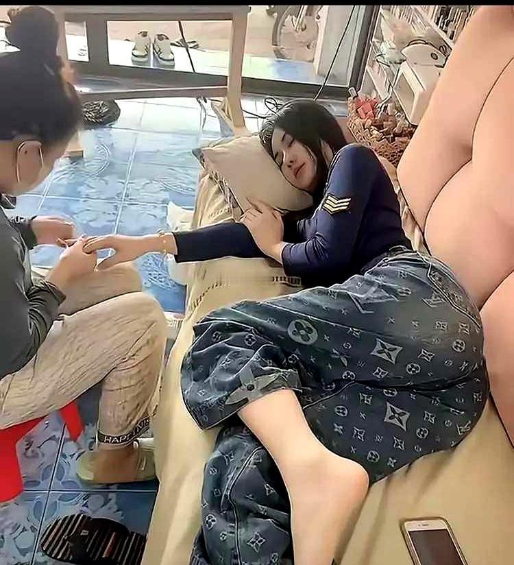 嘿，你说那种从小被全家捧着长大的姑娘，家里好吃好喝的都紧着她，碗里排骨永远比别人