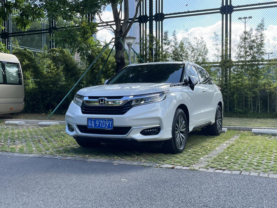 街头邂逅白色Honda冠道