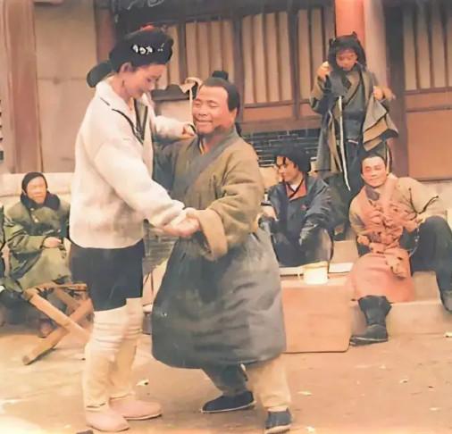1995年时，《水浒传》剧组幕后照片，潘金莲和武大郎在一起翩翩起舞，这喜乐的画面