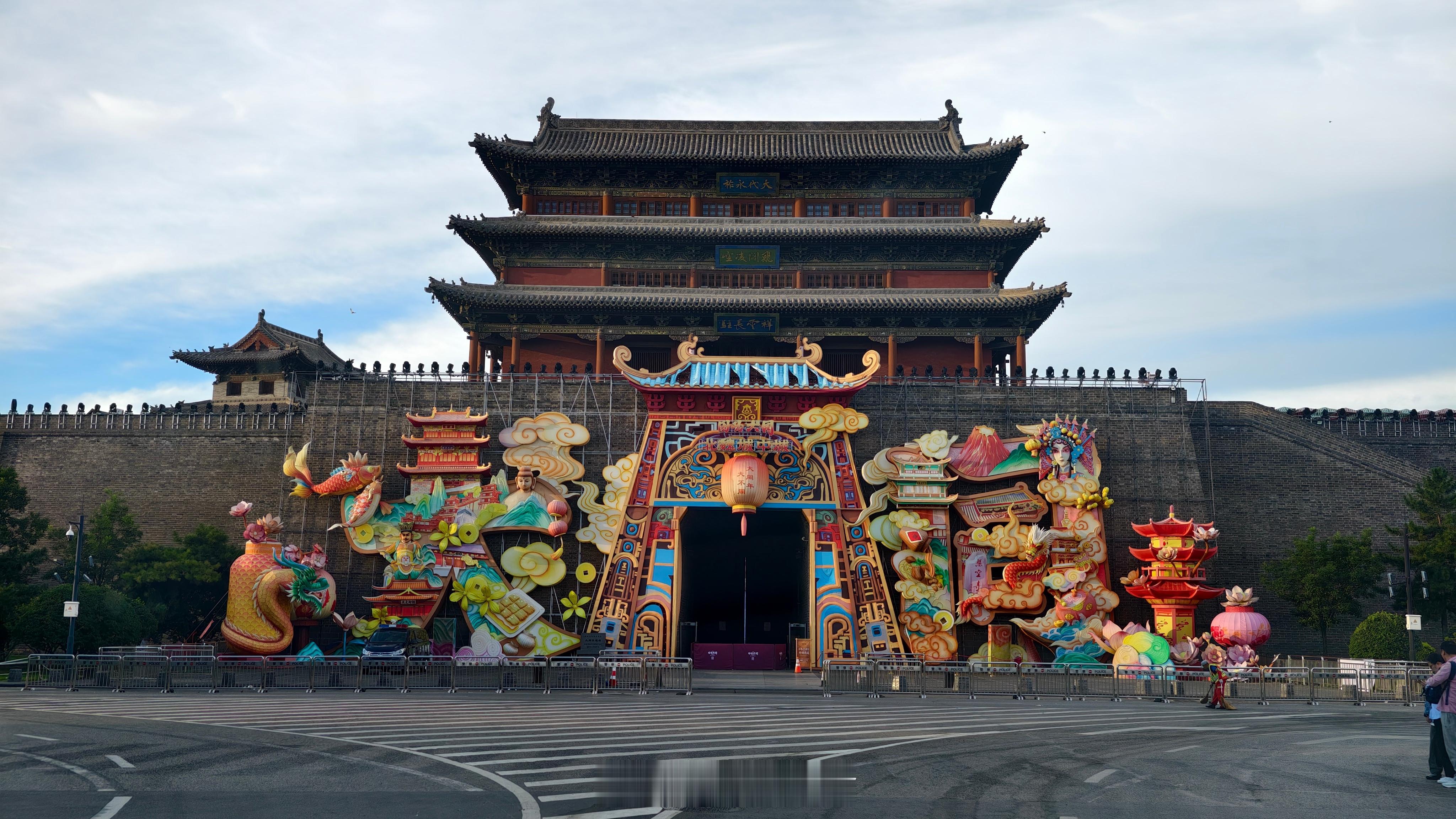 为了避开旅游大军 天刚亮就出发拍摄了 清晨的大同古城少了不少喧嚣 多了...