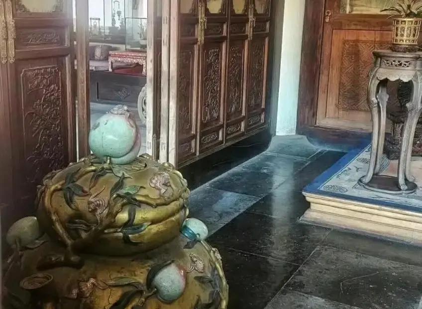 她故意睡在15平的房间。不是节俭，是恐惧。最新修缮发现，那张小叶紫檀雕花床