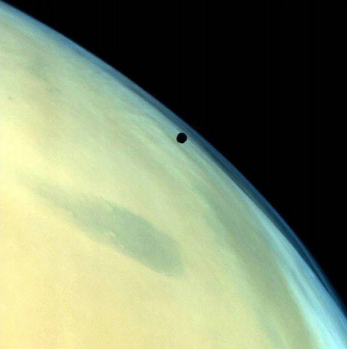 火卫一在火星背景下的轮廓火卫一是火星最大的卫星，直径为22.5公里。它距离火