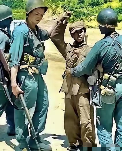 1951年，朝鲜战场上，一个志愿军小战士，不幸被美国大兵抓住，他背着大刀，满脸污