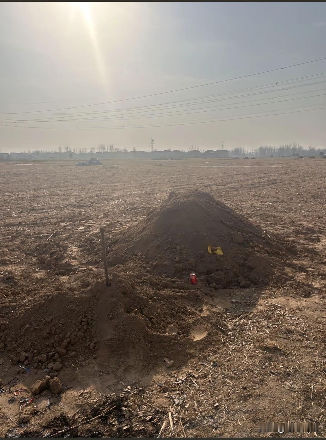 32岁的程序员高广辉孤零零地被埋葬在隔壁村的黄土地上，旁边只有一罐可乐陪着他！