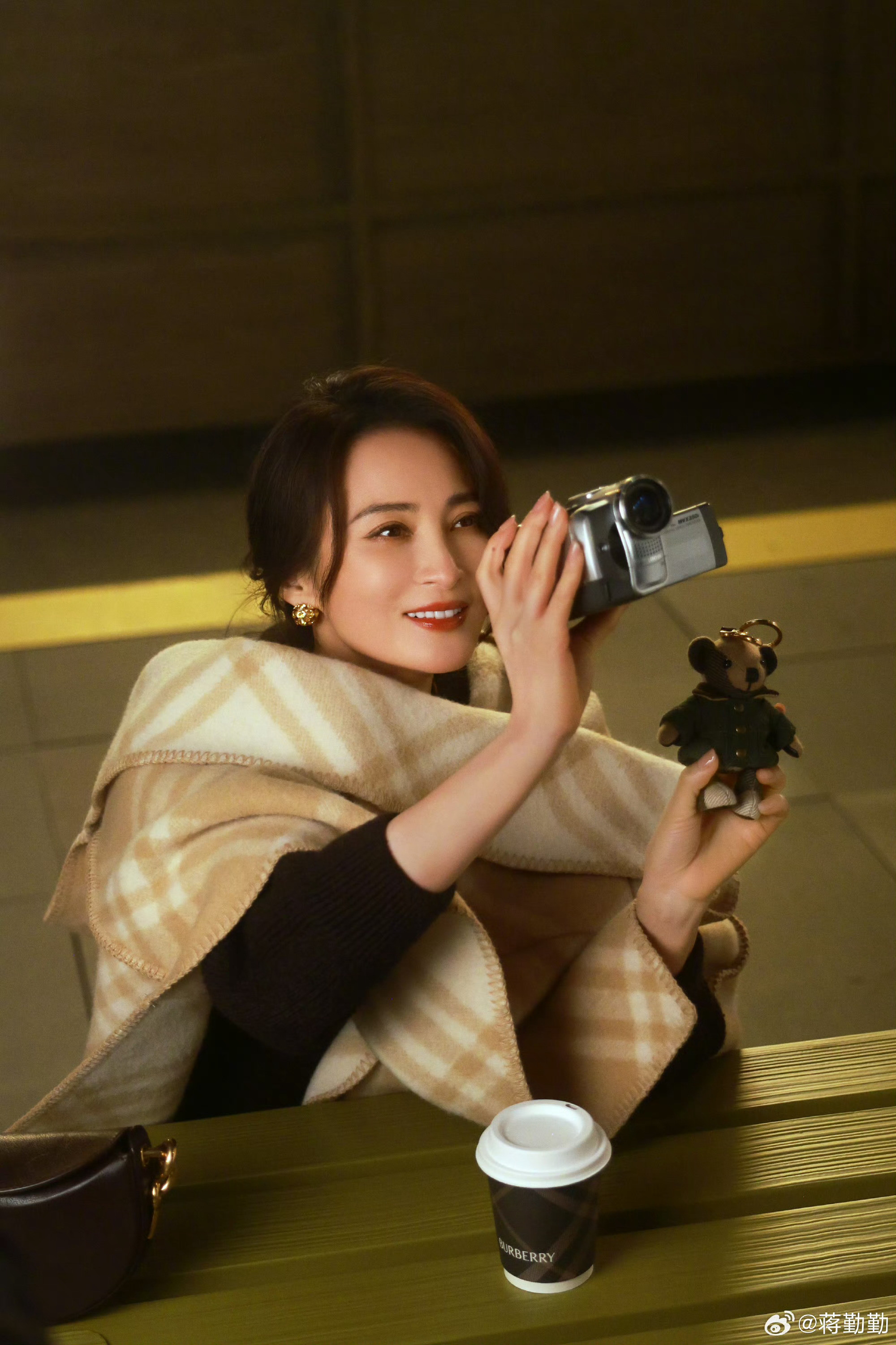 蒋勤勤酷飒风高智感蒋勤勤米兰封面气场全开，打破温婉古典印象，利落造型搭配锐利眼神