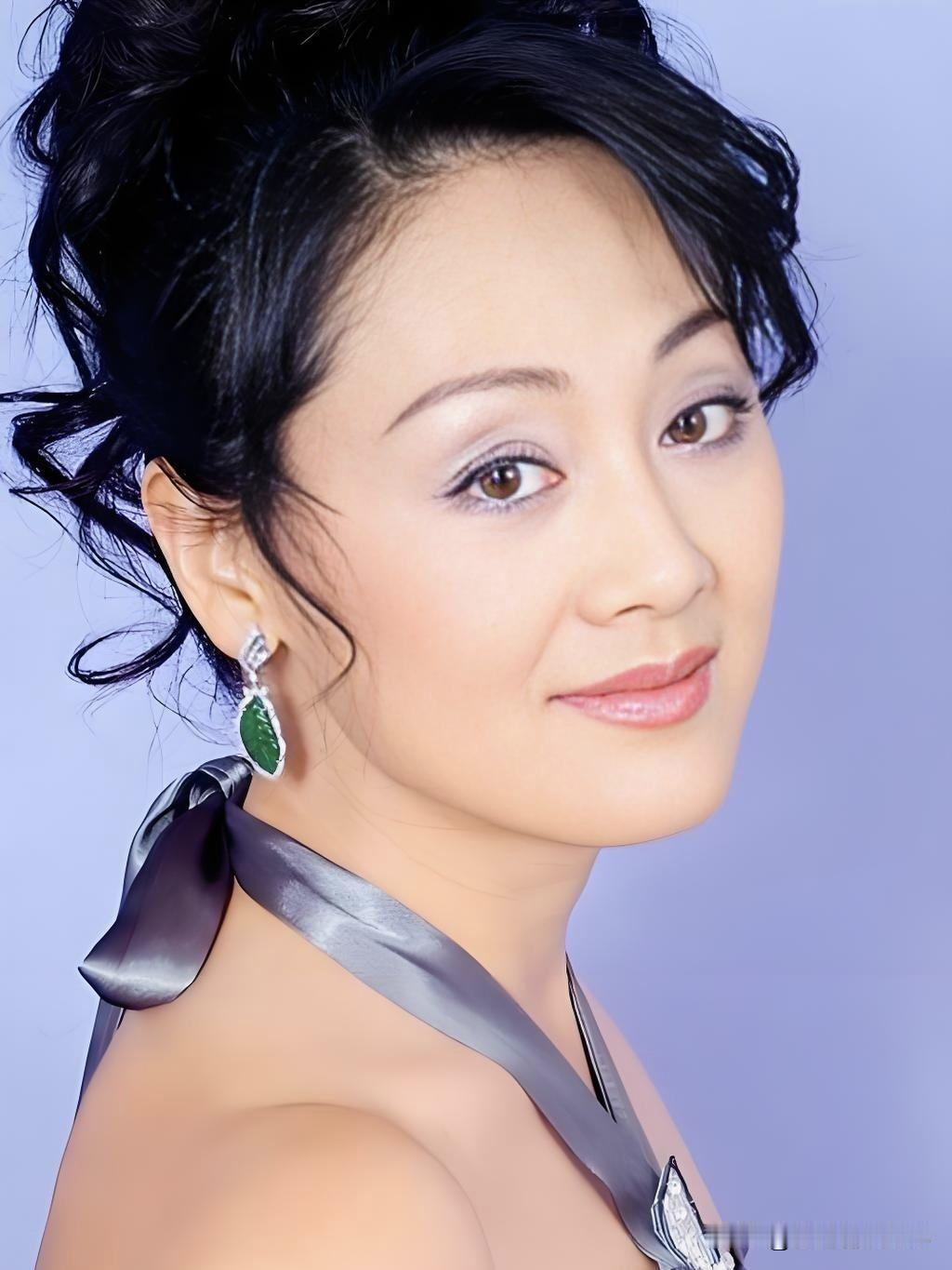 从《北京人在纽约》的阿春到岁月淬炼的优雅，王姬用演技书写东方女性的坚韧与风情。时