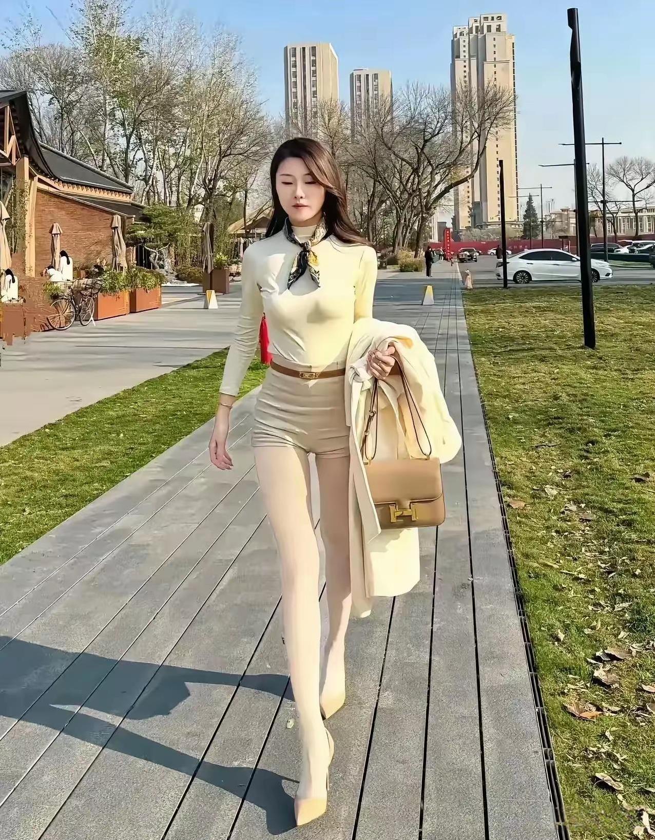 优雅漫步在城市绿道上，时尚穿搭尽显魅力！