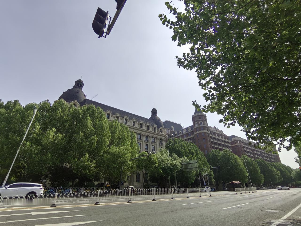 午休时间，正是春天，津城很美，我骑车出去逛吃。从长江道到黄河道，到西马