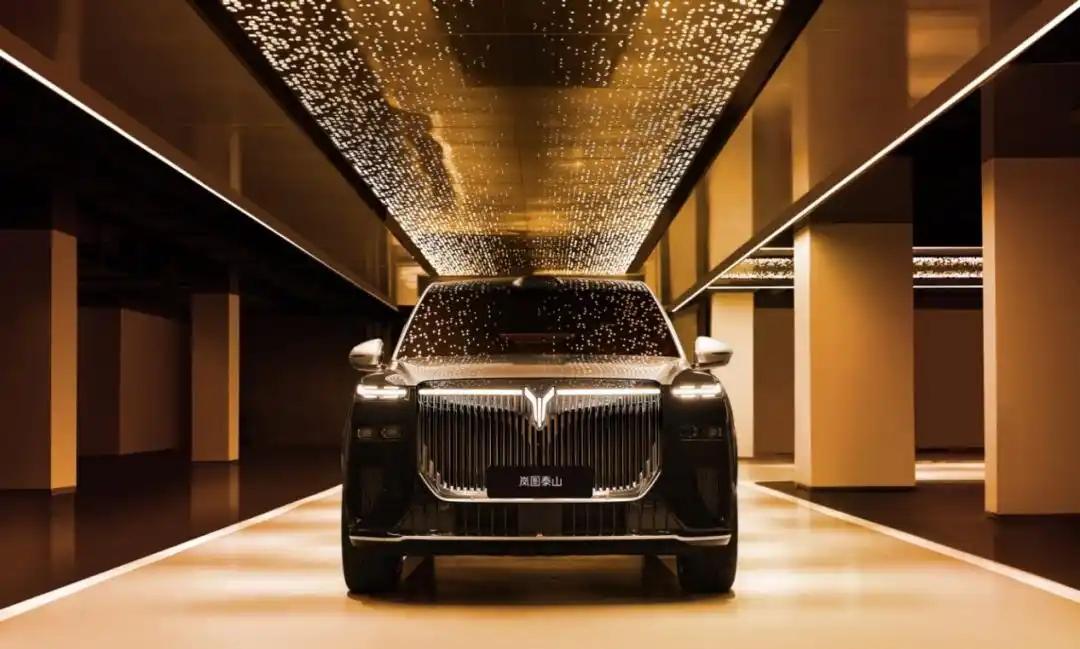 空间布局：第三排非“应急座位”岚图泰山采用2+2+2的六座布局。在第二排调整