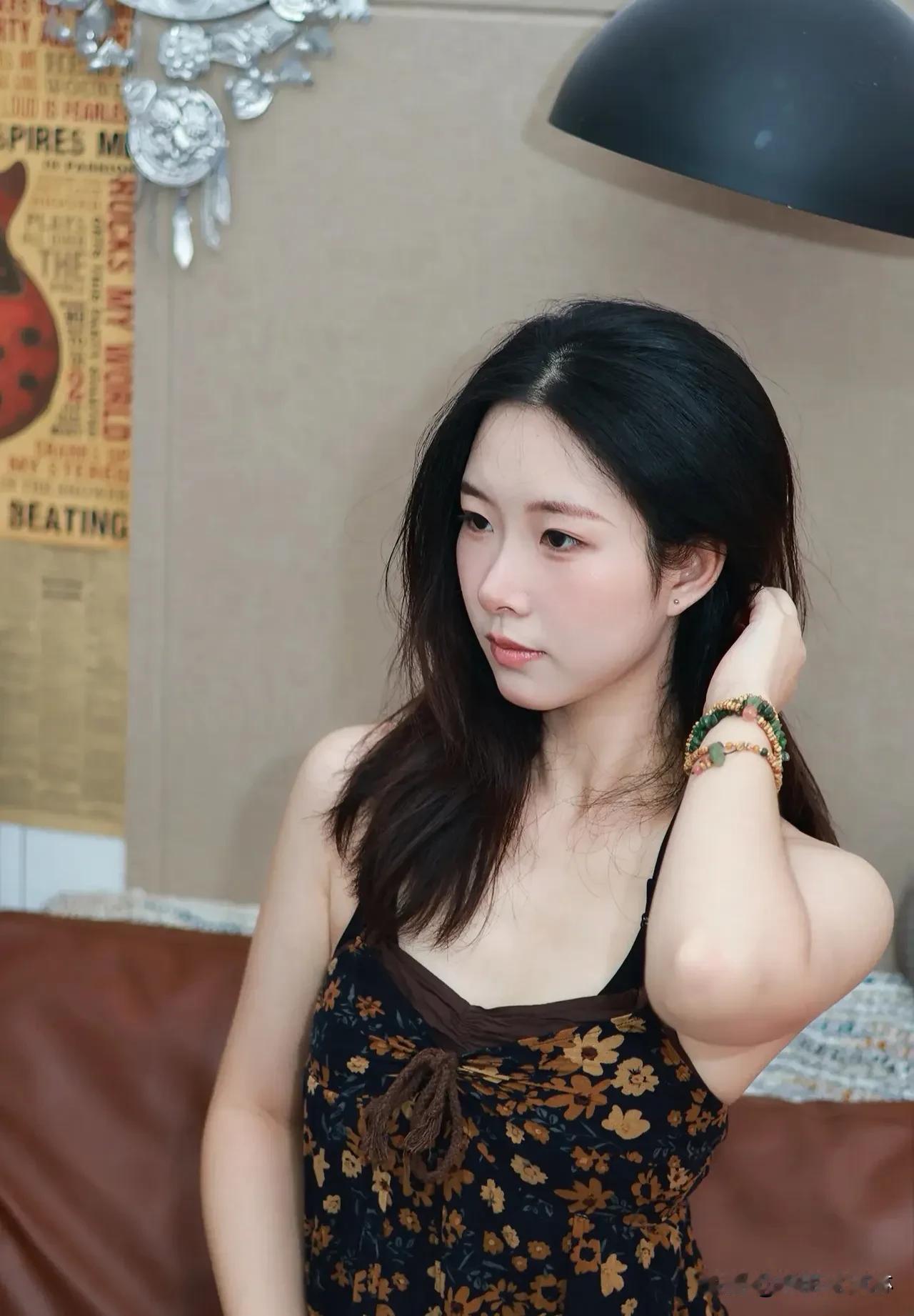 少女甜度爆表的一天从清晨的微笑到傍晚的跳跃，每个瞬间都藏着阳光般的治