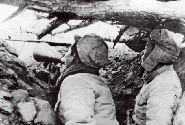 1948年，有一个国民党士兵饿的实在受不了了，跑到了解放军阵地，竟然背回一袋子馒