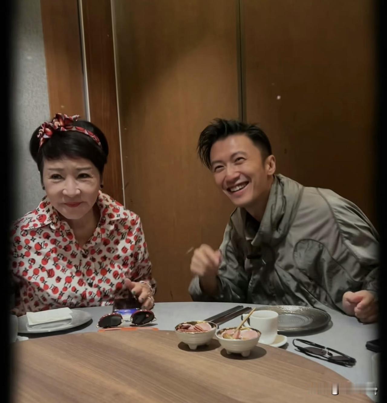 七夕期间，谢霆锋和父母一起聚餐。怎么说呢，某种程度而言，谢霆锋的家庭也是很有
