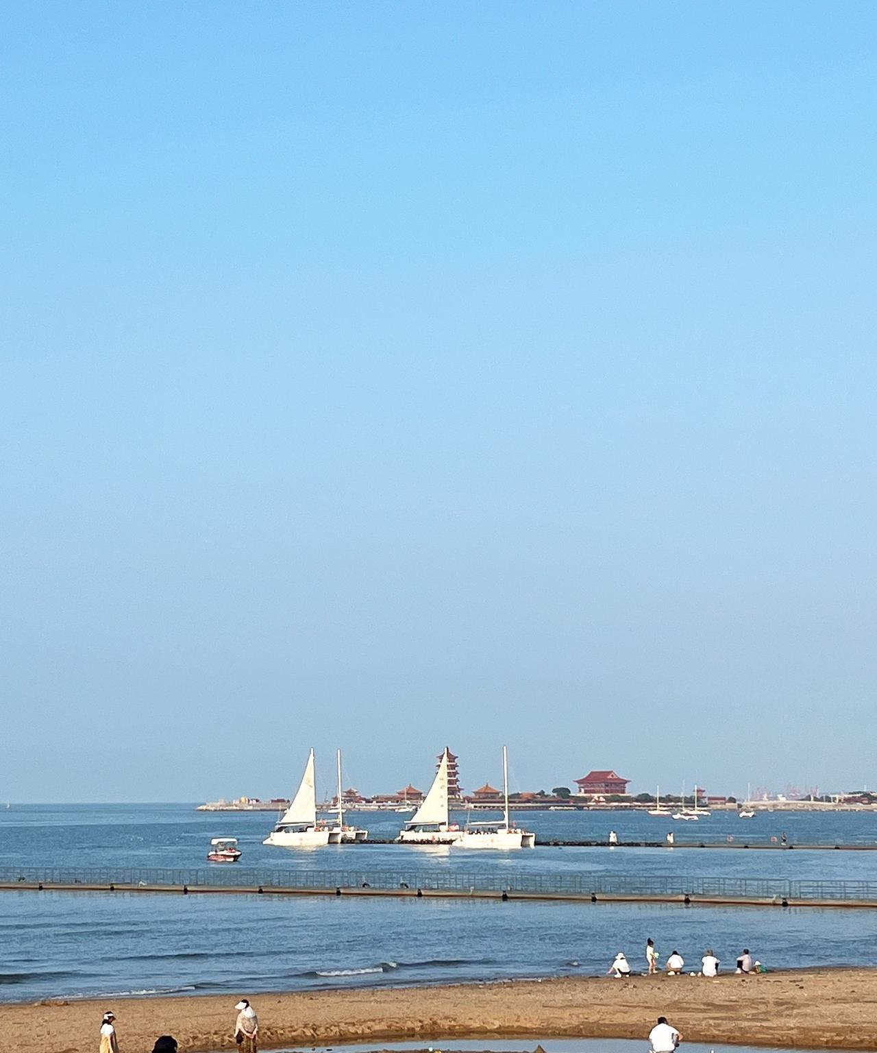 一段非常现实的话：“你发现没有，只要你关起门来过日子，不和任何人打交道，你会过得