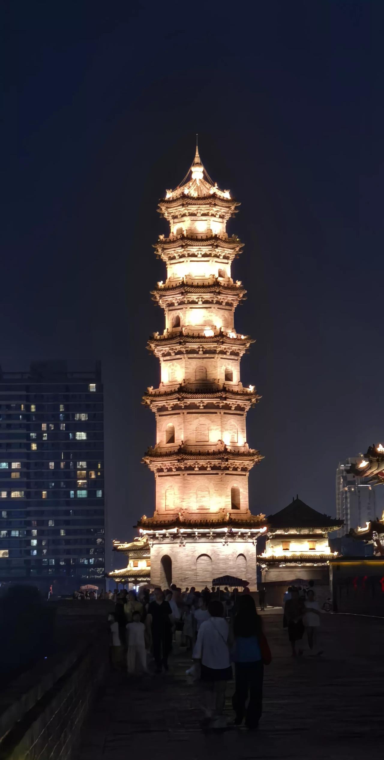 大同的夜景真美，在古城墙上一览无余，显得非常的壮观！第一次夜游古城给我留下了深刻
