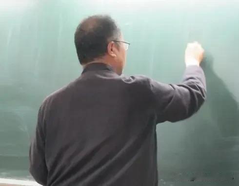 48岁老师被校长训哭，背后的心酸无人能够理解。张老师，48岁的老教师，仍然在