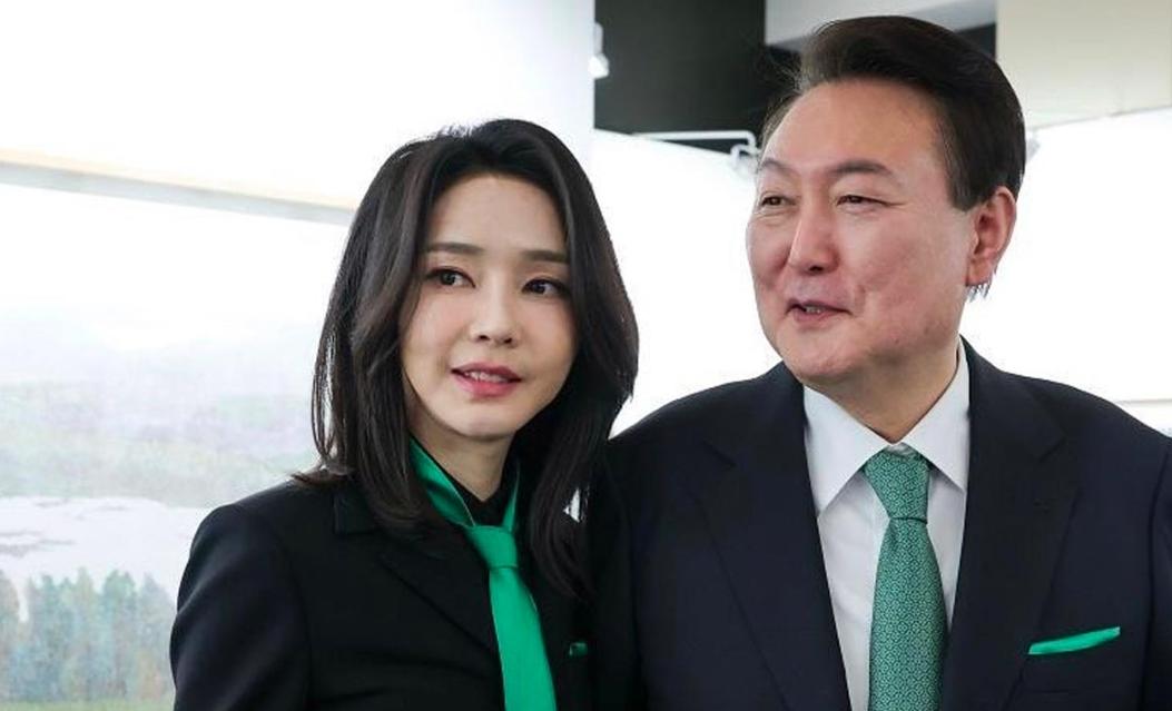 韩国前总统尹锡悦与妻子金建希一同羁押，却意外在拘留所里迎来了一波“财富暴涨”。李