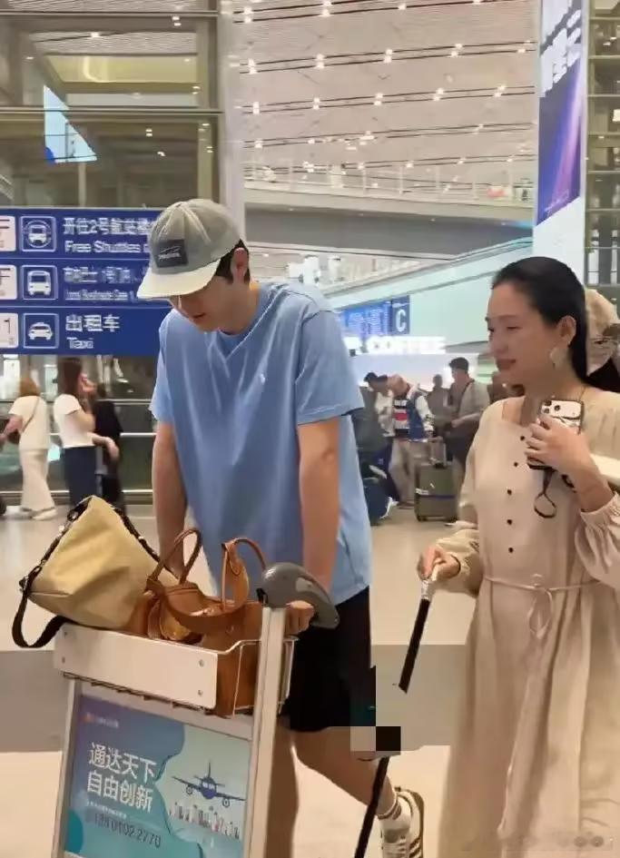 金莎孙丞潇现身机场，两人年龄差明显，金莎素颜拄拐杖孕相明显