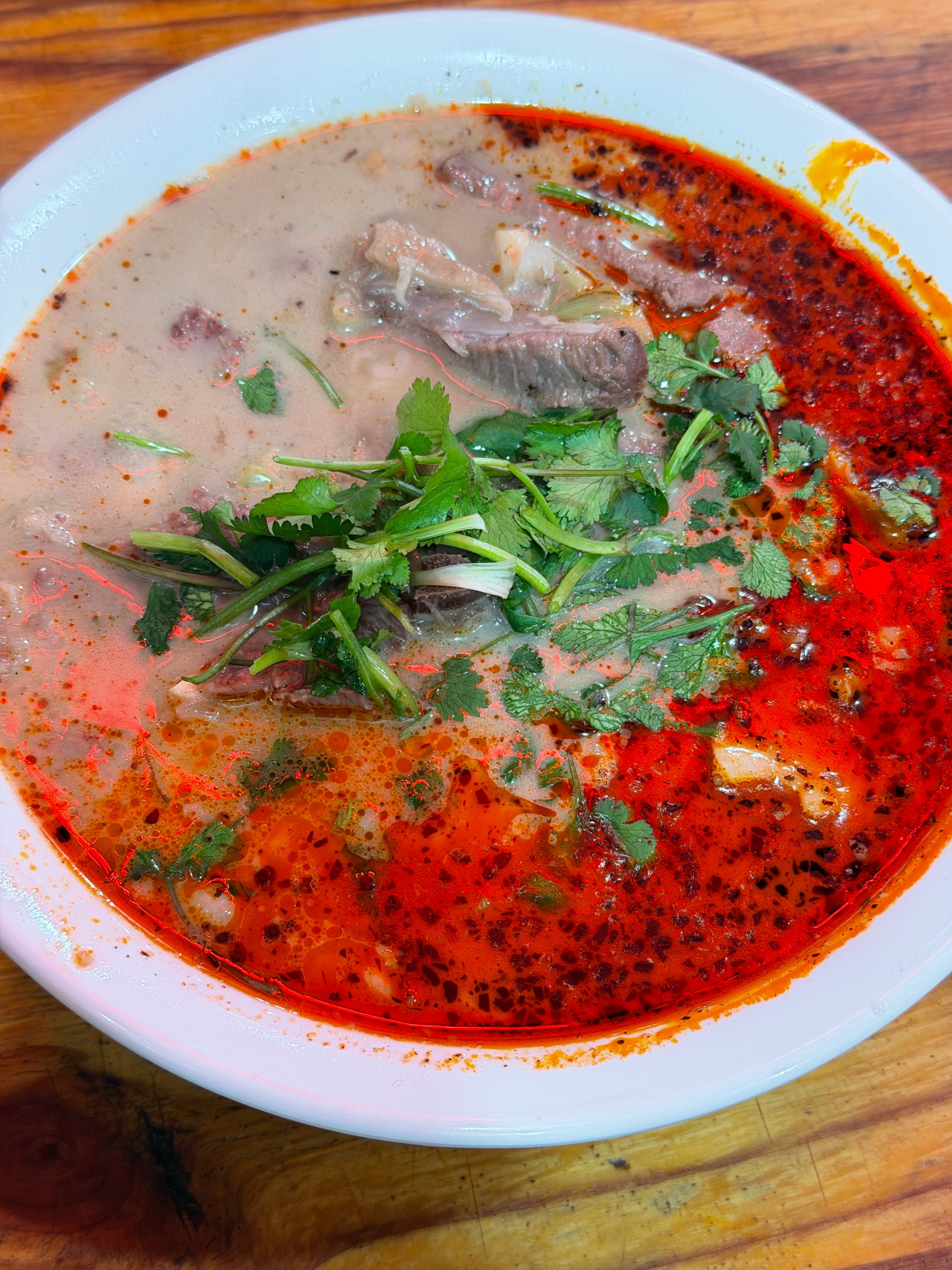 老吃家情侣不需要漂亮饭漂亮饭只是拍照好看，真吃还得是苍蝇馆子。这大冷天来碗烧羊肉