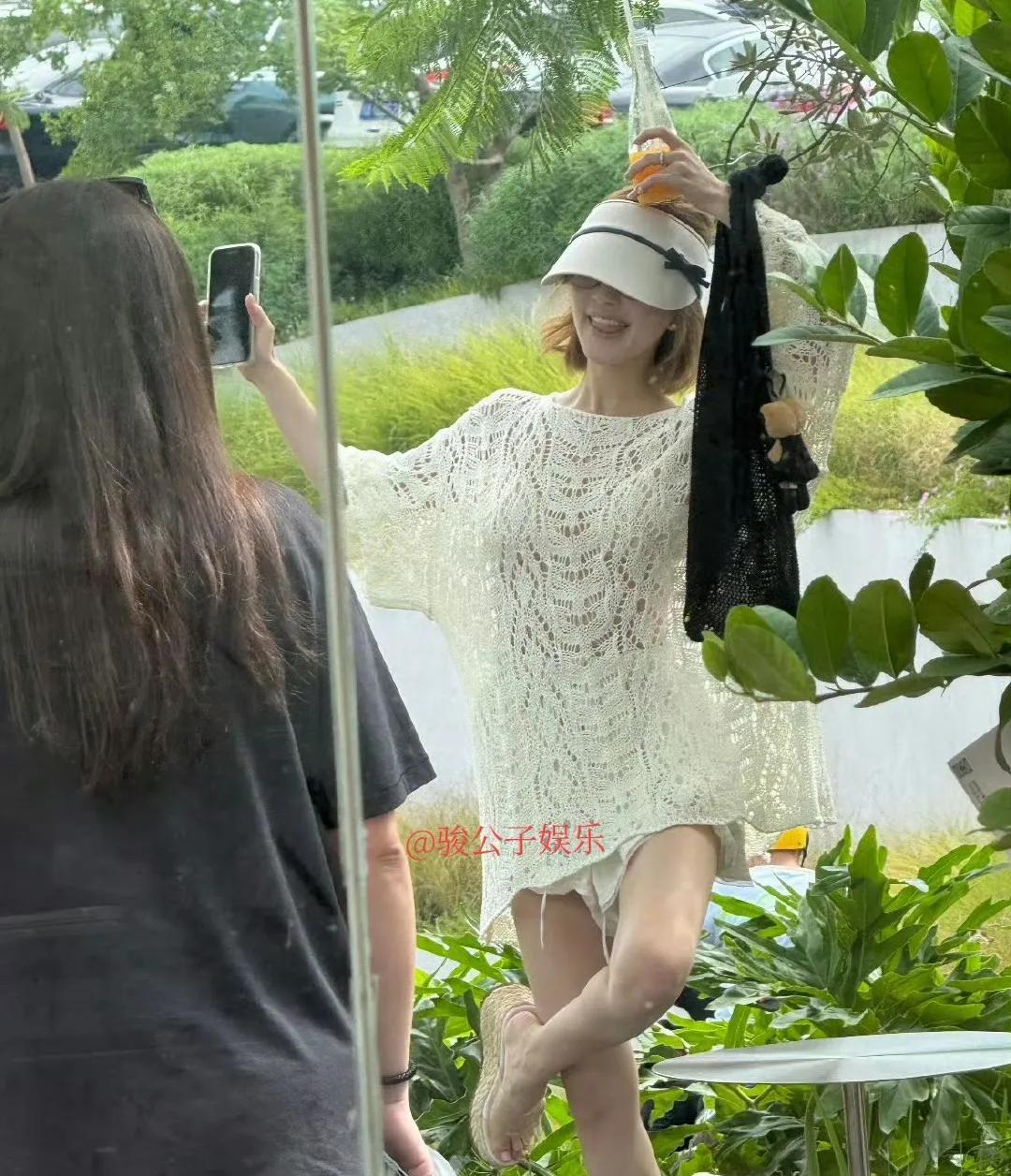 赵露思与好友一同出游时被偶遇，她身穿清凉私服，本人看起来又瘦又白，状态非常好。
