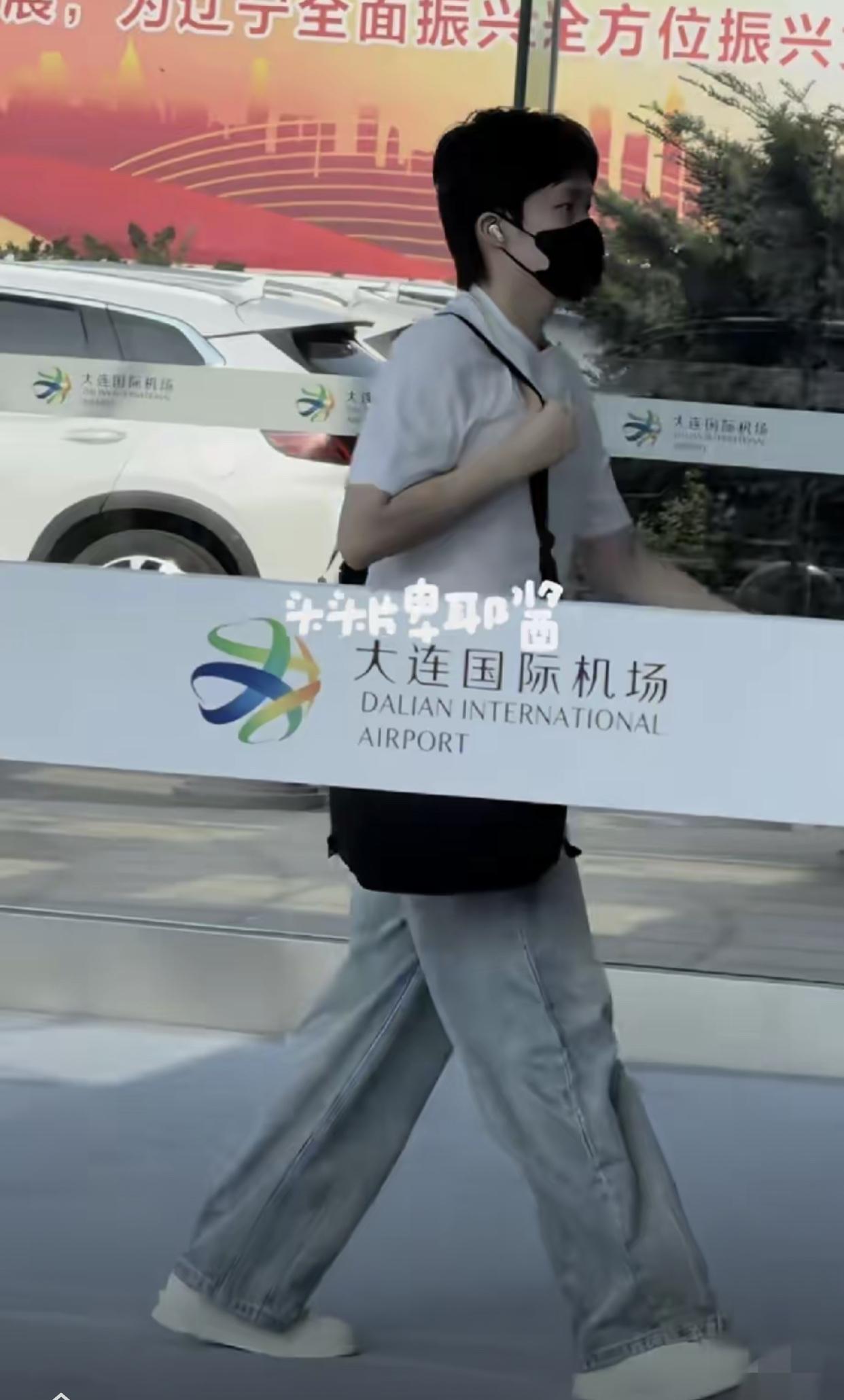 7.27王楚钦一大早就出发了！从大连机场回北京，起落平安！今天穿的一身