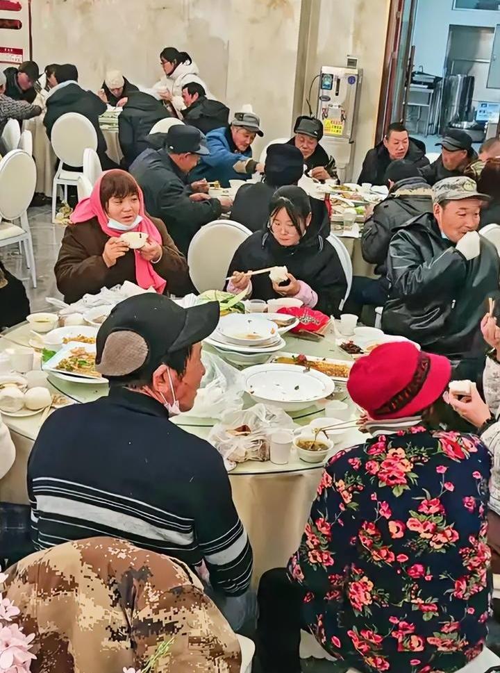 这恐怕是吃席的最高境界，菜全打包，一桌人干噎馒头。近期某网友参加婚礼，发现隔壁