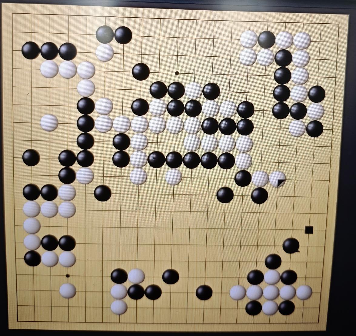 “风萧萧兮易水寒;王者柯洁何时能回还？”比赛已经进行到112手，柯洁大
