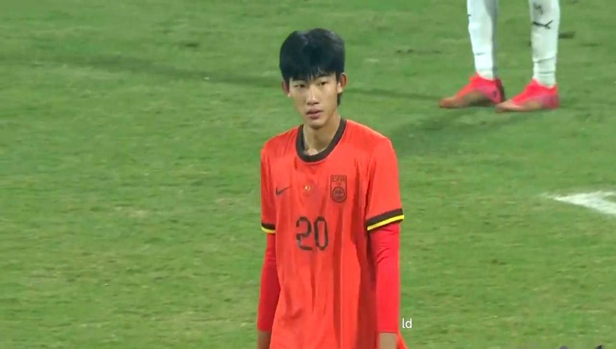 从转播镜头经常看到。我在屏幕前看着他，一个1米9的大个子站在一群小个子球员中间