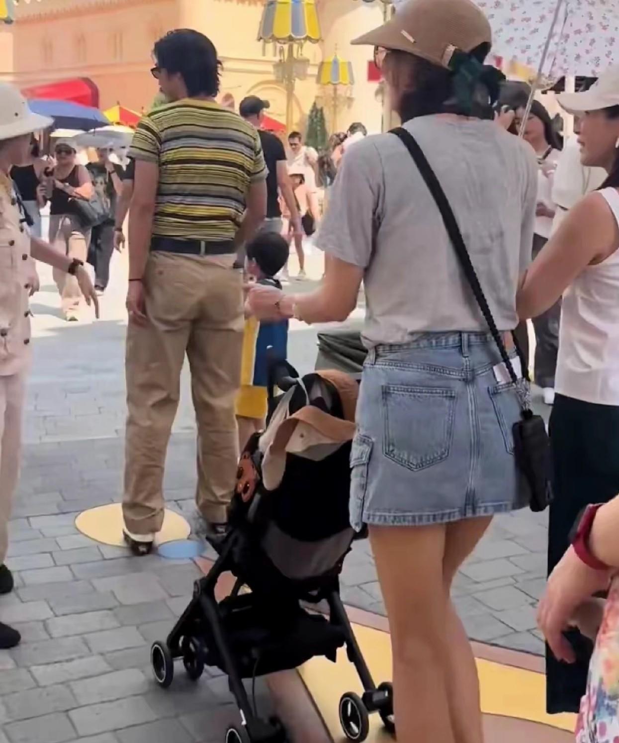 林志玲假期陪着家人去环球影城游玩，灰色T恤搭配短裙，满满的少女感，一点都不像50