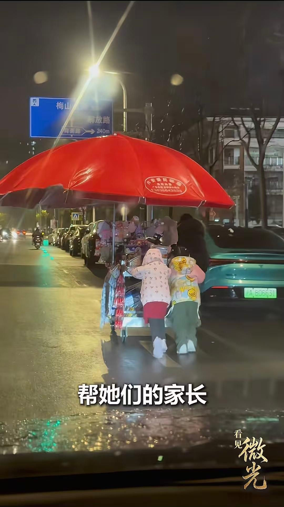 被人民日报点赞了！近日安徽六安，张先生跟妻子过完跨年活动准备回家，在路上遇见了两