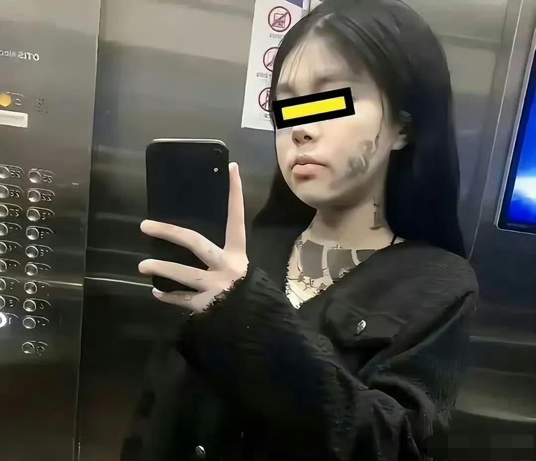 一广东妹子抱怨为啥纹身求职屡屡碰壁，难道身上有纹身就低人一等吗？看她身上的纹身，