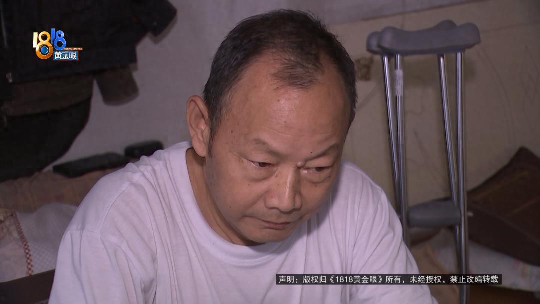 “太憋屈了！”浙江杭州，一名装修师傅忙完自己的工作后，有人让他帮忙调整店铺招牌，