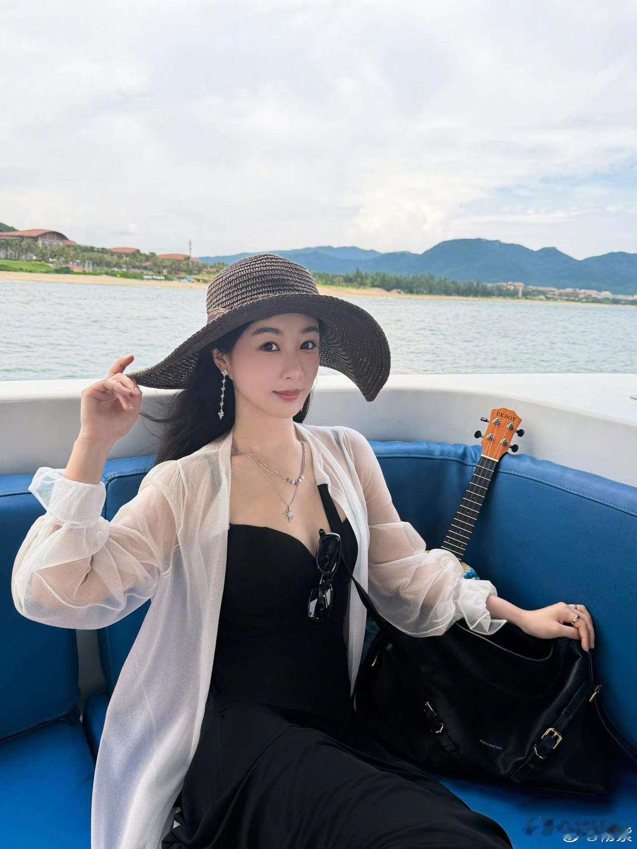来自杨紫的最新游玩照片，差点没敢认，印象中还是保守老派的女孩，如今也走上了小性感