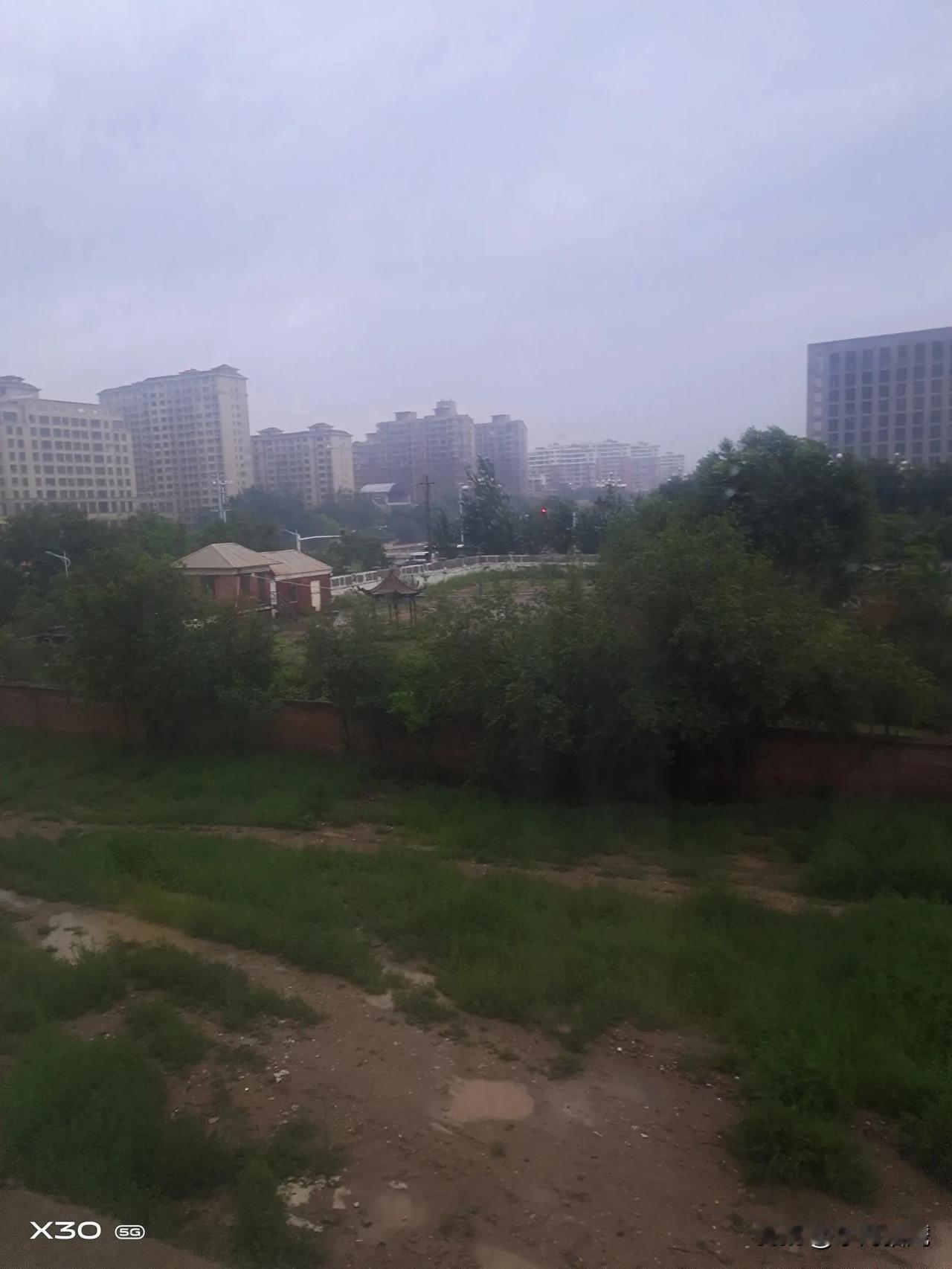 早上拍了两张路上的照片，说实话雨不算大，但影响人的心情，还好我快退休了，在家休息