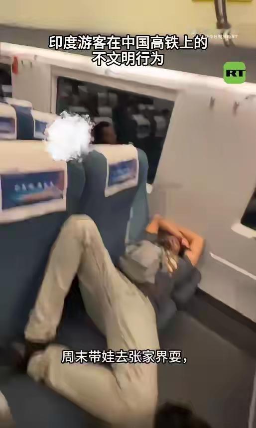 “滚回自己的国家去！”近日，四川成都，一男子刚上高铁，就闻到一股刺鼻的脚臭味，他