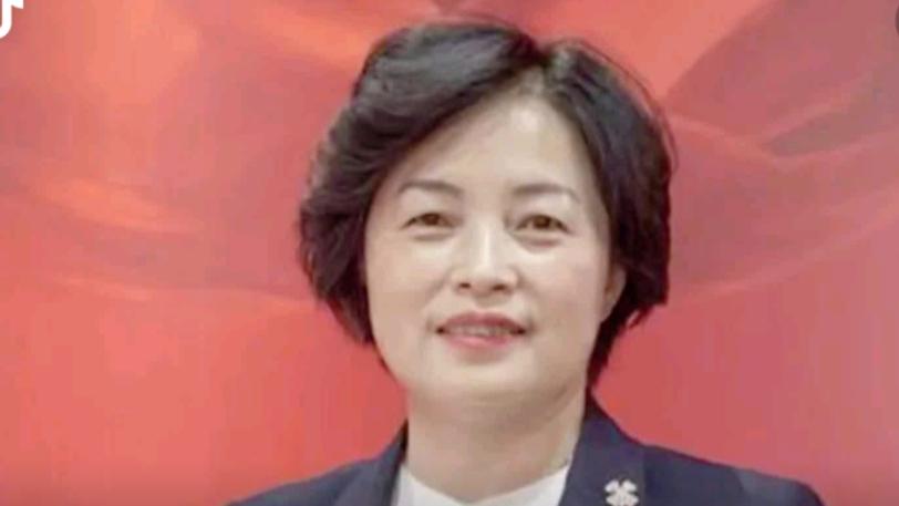 59岁卫健委原主任落马：名牌包堆成柜，11年贪腐路，撕开多少官场“人情”遮羞布