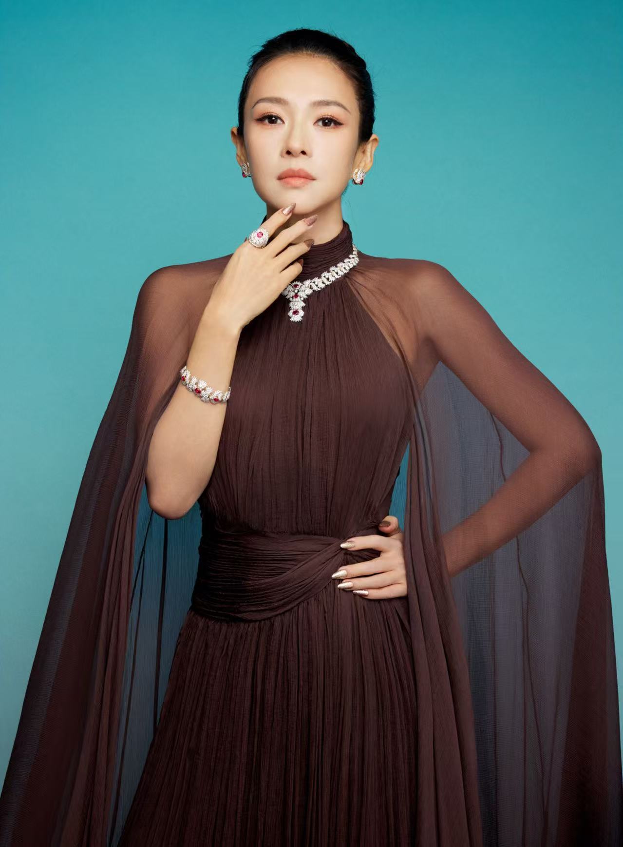 我们全球代言人来咯！来自章子怡今日活动新造型～以一袭Oscardal