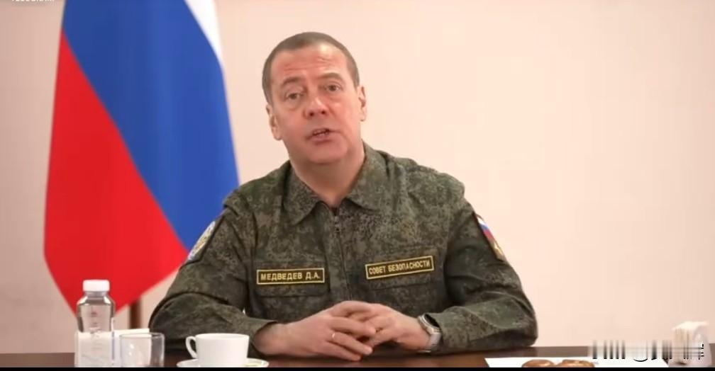 “会被自己人吊死”：梅德韦杰夫谈泽连斯基的命运2月23日，俄罗斯联邦安全会议