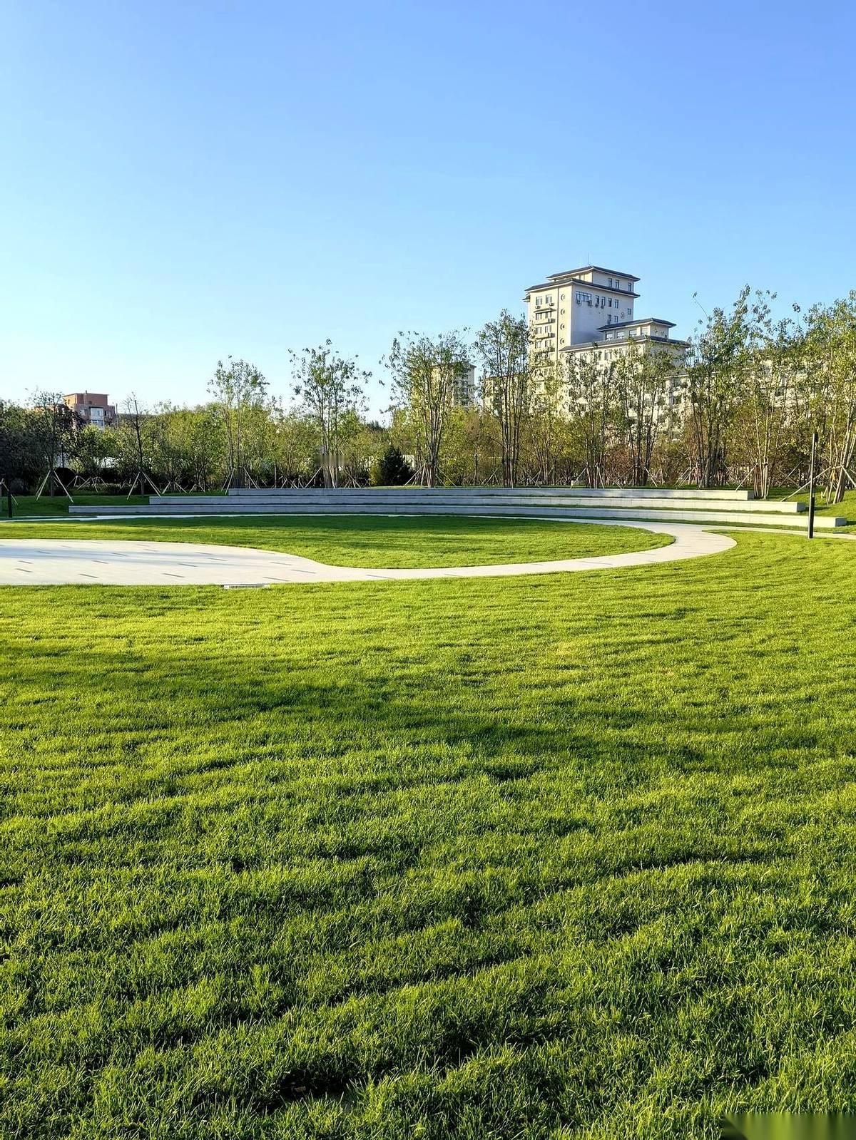 今天去社区医院，挂号的时候，收费大姐抬头跟我说，9块6。我当时就愣了，下意识反