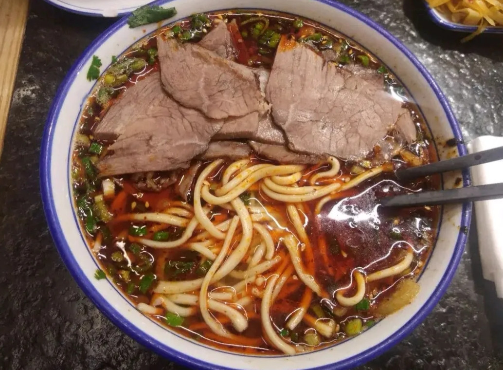 我怀疑，家附近牛肉面馆的老板娘，是不是对我老公有点意思老板娘是八零后，听说还单