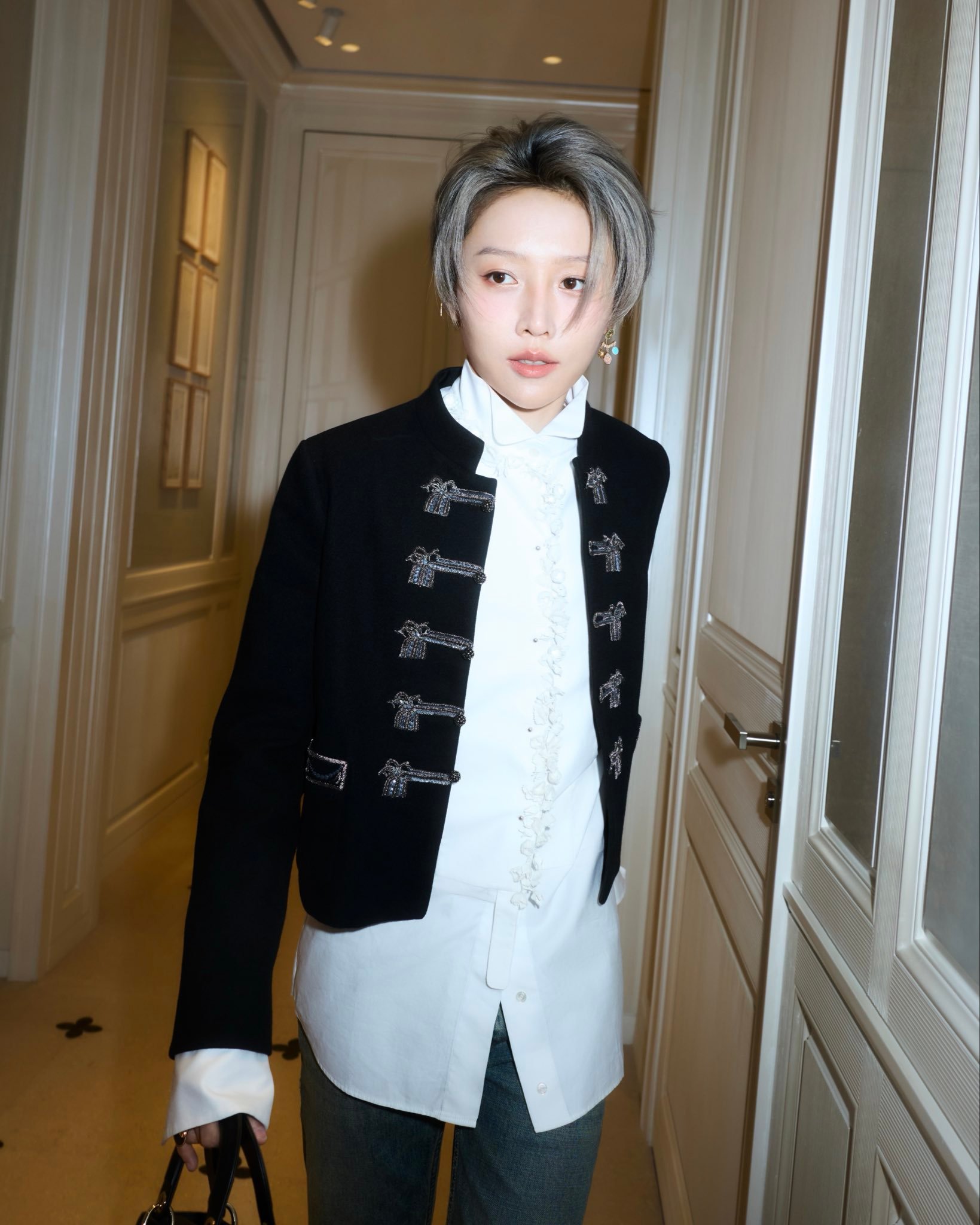 Dior官方X账号首发全球品牌大使身穿DiorbyJonathanAn