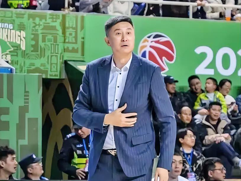 CBA裁判报告承认迪亚洛肘击后脑是错判，应为违体犯规。但罚单来了，迪亚洛停赛罚