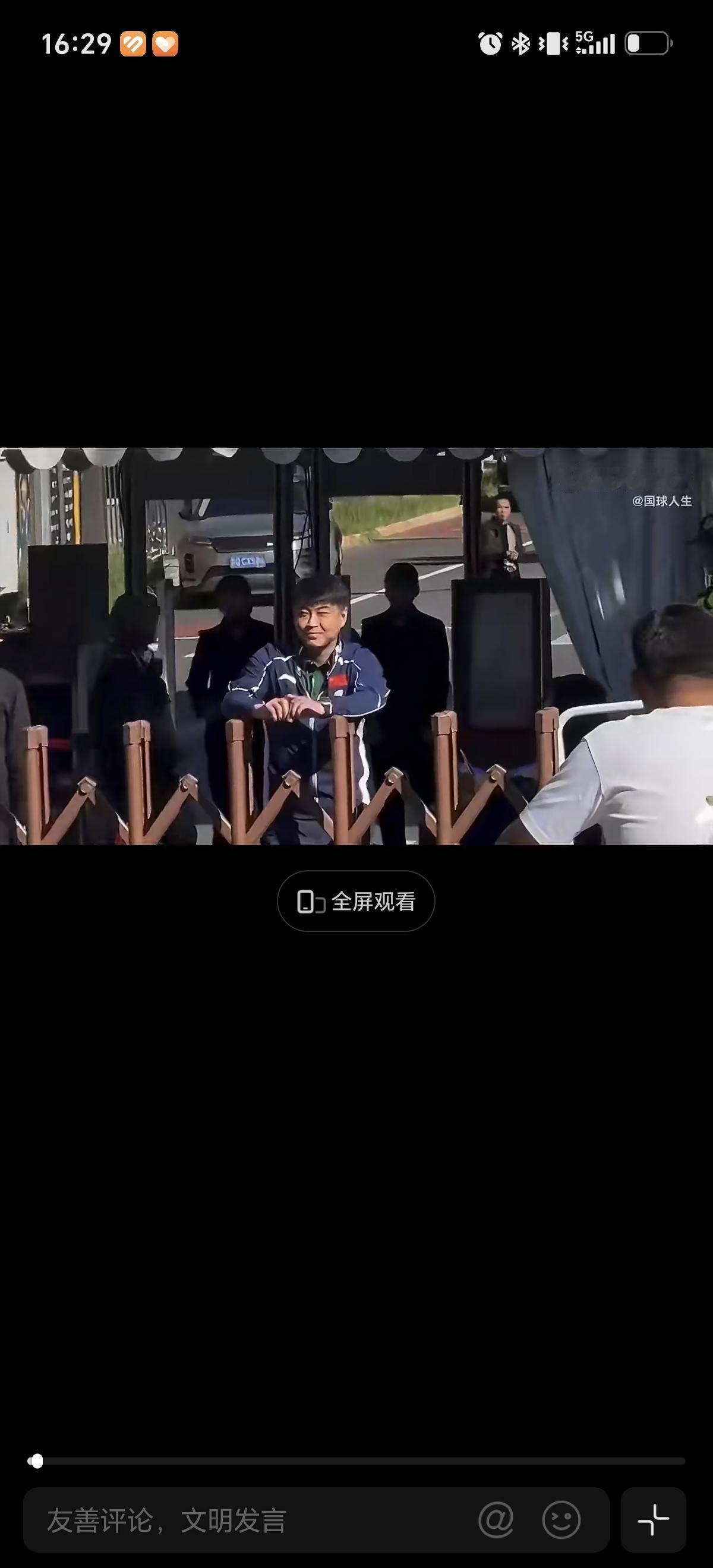 10月6日王皓对粉丝生气了说了两遍再骂一个，外面粉丝看到王皓很热情，王皓开心打招
