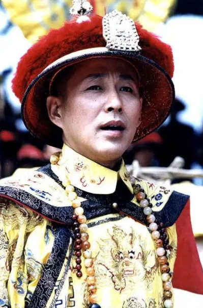 1685年，康熙醉酒，回寝宫途中无意间看到一个颇有姿色的小宫女，趁机临幸了她。事