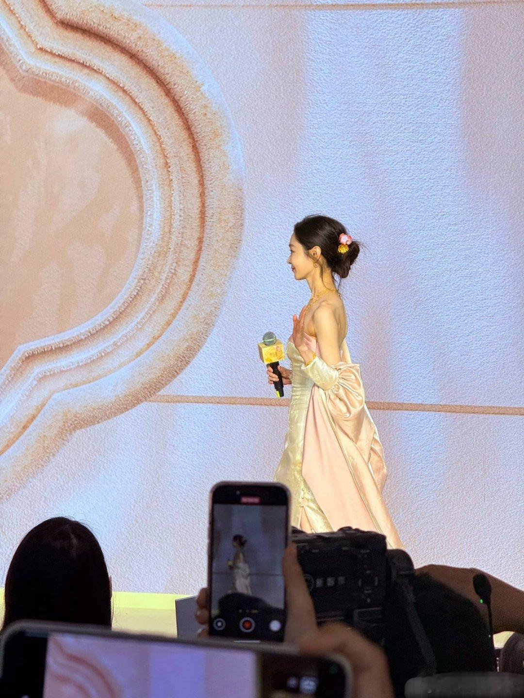 宋轶新中式千金大美女真的需要身高加持，宋轶这大长腿＋天鹅颈，穿新中式礼服太合适