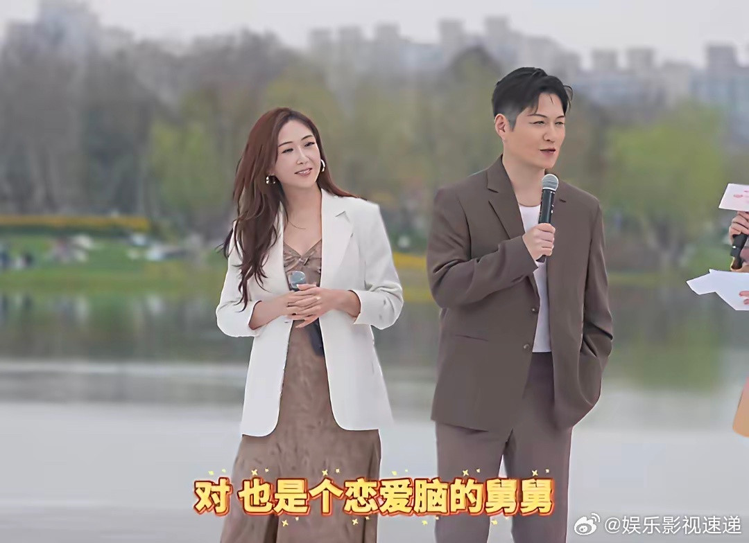 严屹宽和老婆杜若溪参加活动，主持人cue到《逐玉》，严屹宽打趣道自己在里面是个恋