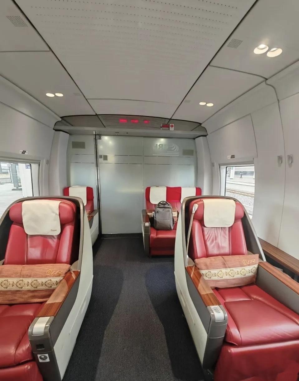 近日，有网友在社交媒体分享，使用12306购票时系统弹出一则温馨提示：